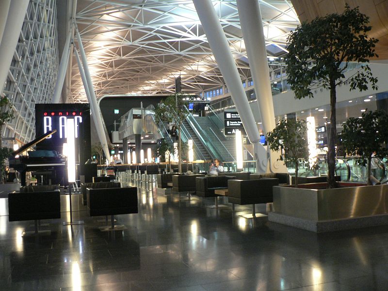 JAR 001.JPG - Do JAR jsme letěli se Swiss Air, které měli nejlepší cenu přímo z Prahy. V Zurichu (foto) jsme čekali jen necelé dvě hodiny. Další výhodou bylo, že se letělo přes noc. Jídlo bylo standardní, což potvrdilo i to, že Kroci měl k němu obvyklé množství výtek. V letadle nás jen rozesmál jeden Afričan, který byl po celou dobu letu schoulen v zimní bundě, kulichu, přikryt dekou a ještě se celej klepal.